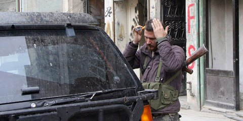 Ακόμη και μέσα στη μάχη, υπάρχουν κάποιες ανθρώπινες στιγμές. Στη φωτογραφία, μέλος του Απελευθερωτικού Στρατού της Συρίας χτενίζεται, σε ένα διάλειμμα από την προσπάθεια βίαιης ανατροπής του καθεστώτος.