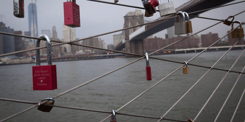 Τα «λουκέτα της αγάπης» είναι ένας ακόμη τρόπος απόδειξης της αιώνιας αγάπης την οποία ορκίζονται τα ζευγάρια. Εχει γίνει μόδα τα τελευταία χρόνια να γιορτάζουν επετείους, προτάσεις γάμων ή άλλες σημαντικές στιγμές βάζοντας ένα λουκέτο σε κάποια γέφυρα. Τ