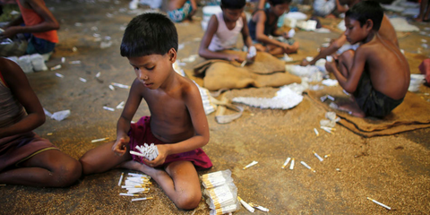 Παιδιά γεμίζουν τσιγάρα σε ένα μικρό εργοστάσιο καπνού στην περιοχή Ρανγκπούρ του Μπαγκλαντές. Σύμφωνα με έρευνα μη κυβερνητικής οργάνωσης των ΗΠΑ, περισσότεροι από 45.000 άνθρωποι- κυρίως γυναίκες και παιδιά- φτιάχνουν φτηνά τσιγάρα σε αντίστοιχα εργοστά