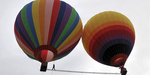 Για τους ανυποψίαστους φαίνεται ένα εξαιρετικά επικίνδυνο εγχείρημα. Ο Αϊσικαϊέρ Γουμπουλικασίμου όμως νιώθει στο φυσικό του χώρο εκεί πάνω. Ο 40χρονος Κινέζος ακροβάτης διέσχισε τη μήκους 18 μ. και πλάτους 5 εκ. «γέφυρα» ανάμεσα σε δύο αερόστατα. «Παιχνι