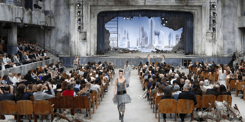 Υψηλή ραπτική στα χαλάσματα. Οι δημιουργίες του Καρλ Λάγκερφελντ παίρνουν άλλη διάσταση μέσα στα ερείπια. Η επίδειξη της Chanel στην Εβδομάδα μόδας του Παρισιού έγινε σε ένα σουρεαλιστικό σκηνικό: Μια σύγχρονη πόλη και γύρω γύρω... χαλάσματα.  