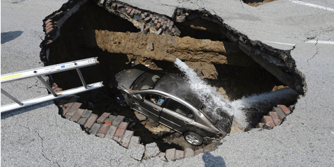 Ανοιξε η γη και την κατάπιε. Μία γυναίκα στο Οχάιο βρέθηκε ξαφνικά παγιδευμένη όταν ο δρόμος κατέρρευσε και το αυτοκίνητό της έπεσε στην τρύπα βάθους τριών μέτρων που σχηματίστηκε. Σύμφωνα με την πυροσβεστική που την απεγκλώβισε σοκαρισμένη, αλλά χωρίς σο