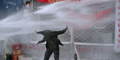 Βίαιες συγκρούσεις για την επέτειο θανάτου έφηβου διαδηλωτή στη Τουρκία
