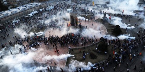 Σκηνές πολέμου στην Πόλη - Ο Ερντογάν, αμείλικτος, επιτίθεται και πνίγει τους διαδηλωτές στα χημικά