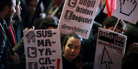 Διαδηλώσεις στην Τουρκία κατά του επίμαχου νόμου για τον έλεγχο του Ιντερνετ 