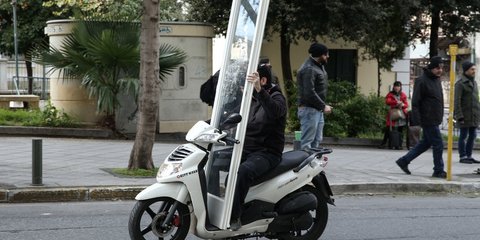 «Προφητικό»; Εξω από τα γραφεία του ΣΥΡΙΖΑ, την ώρα της συνεδρίασης υπό τον Τσίπρα -Φωτογραφία: George Vitsaras / SOOC