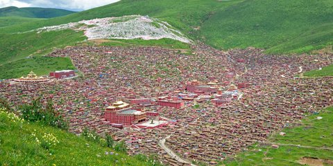 Μια δυσπρόσιτη, γοητευτική ιερή πόλη. Η Λαρούνγκ Γκαρ βρίσκεται στο Θιβέτ. Ψηλά στα Ιμαλάια, στα 12.500 πόδια, ζουν 40.000 μοναχοί και βουδιστές μαθητές. Τα σπίτια είναι ξύλινα, ενωμένα και δεν διαθέτουν όλα τουαλέτα 