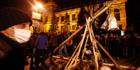 Με καταπέλτες στη μάχη κατά του Γιανούκοβιτς οι αντικυβερνητικοί διαδηλωτές στην Ουκρανία 