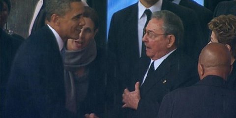 Ακόμη και νεκρός, ο Νέλσον Μαντέλα ενώνει τους ανθρώπους. Ο Μπαράκ Ομπάμα και ο Ραούλ Κάστρο αντάλλαξαν χειραψία σε μία ιστορική φωτογραφία. Οι δύο άνδρες είναι ανάμεσα στους δεκάδες ηγέτες που βρέθηκαν στο Γιοχάνεσμπουργκ για την επιμνημόσυνη τελετή για 