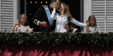 Το τρυφερό φιλί στον νέο βασιλιά της Ισπανίας, Φελίπε