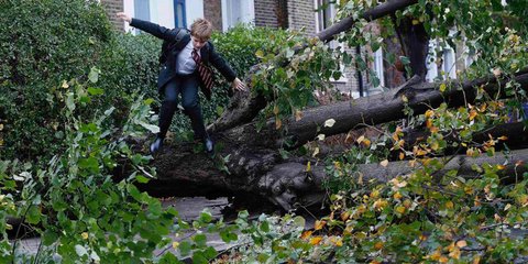 Μετ' εμποδίων έφτασαν οι Βρετανοί μαθητές στο σχολείο τη Δευτέρα. Αυτοί ήταν οι πιο τυχεροί όμως. Τη χώρα έπληξε η χειρότερη καταιγίδα των τελευταίων 10 ετών, με τους ανέμους να φτάνουν τα 130 χλμ. την ώρα. Μια 17χρονη σκοτώθηκε από την πτώση δένδρου πάνω