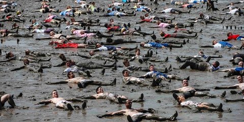 Βρώμικη δουλειά τα ρεκόρ. Τουλάχιστον εκείνο που αποφάσισαν να καταρρίψουν όσοι ξάπλωσαν στις λάσπες, στην πόλη Μπρουνσμπούετελ στη Γερμανία. Είναι μερικοί μόνο από τους μετέχοντες στους «Ολυμπιακούς της Λάσπης» που διοργανώθηκαν εκεί. Στο πρόγραμμα ήταν 