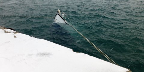 Ο χιονιάς βούλιαξε βάρκες στο Βόλο