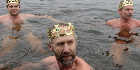 «Το κολύμπι των τριών βασιλιάδων» -Στον ποταμό Vltava στην Πράγα