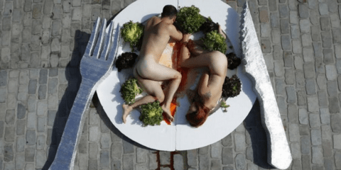 2 Οκτωβρίου. Πρόκειται για performance της ομάδας AnimaNaturalis στη Βαρκελώνη για να ενισχύσουν την ιδέα της χορτοφαγίας.