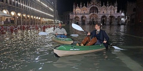 Με κανό στην πλατεία Αγίου Μάρκου