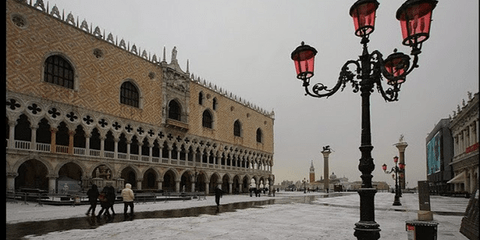 Χιονίζει στη Βενετία. Η πιο όμορφη πόλη στον κόσμο γίνεται ακόμη ομορφότερη στο χειμωνιάτικο τοπίο. Μαγική!