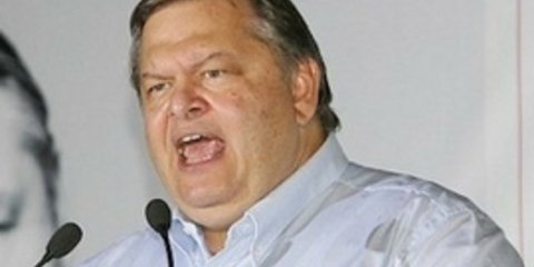 Μετά την εκλογή του στην προεδρία του ΠΑΣΟΚ και τη νέα δανειακή η παραίτηση Βενιζέλου