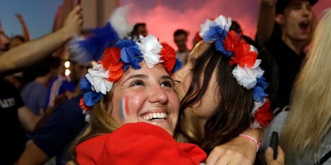 Vive la France: Τρελά πανηγύρια στο Παρίσι για την πρόκριση της Γαλλίας στον τελικό του Μουντιάλ -Φωτογραφία: AP Photo/Claude Paris