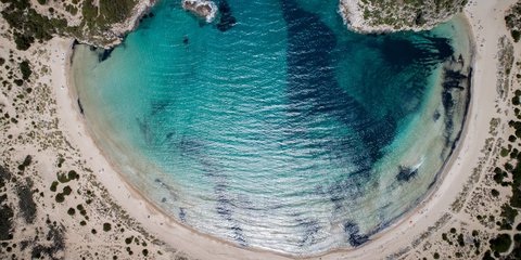 Η εντυπωσιακή παραλία της Βοϊδοκοιλιάς με τα γαλαζοπράσινα νερά