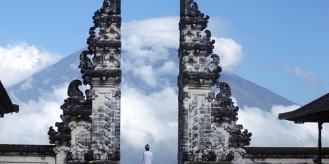  Το ηφαίστειο Αγκούγκ στο Μπαλί βρυχάται -Φόβοι ότι θα εκραγεί -Φωτογραφία: AP Photo/Firdia Lisnawati