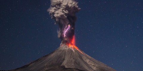 Σπάνια εικόνα από ηφαιστειακή αστραπή