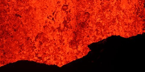 Η λάβα ξεχύνεται από το ηφαίστειο Κιλαουέα στη Χαβάη που εξερράγη -Φωτογραφία: AP Photo/Jae C. Hong