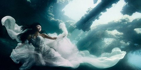 Δεν είναι νεράιδα, είναι μοντέλο σε μία από τις πιο ατμοσφαιρικές φωτογραφίσεις μόδας που έχουν γίνει ποτέ. Ο Μπέντζαμιν φον Γουόνγκ και τα μοντέλα του- εκπαιδευμένες στις ελεύθερες καταδύσεις- βούτηξαν σε ένα ναυάγιο στο Μπαλί. Μάλιστα, για το εντυπωσιακ