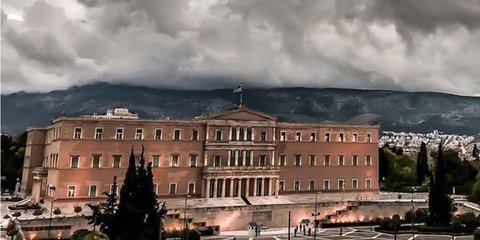 Δευτέρα, ώρα έξι το απόγευμα. Καταιγίδα πάνω από τη Βουλή...  