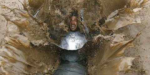 Bουτιά στα λασπωμένα νερά. Η εκδήλωση Tough Guy στο Perton της κεντρικής Αγγλίας είναι μια ετήσια φιλανθρωπική εκδήλωση κατά τη διάρκεια της οποίας όσοι αποφασίζουν να συμμετέχουν ξέρουν ότι θα... λερωθούν και θα ταλαιπωρηθούν. Η βουτιά στη λάσπη αποτελεί