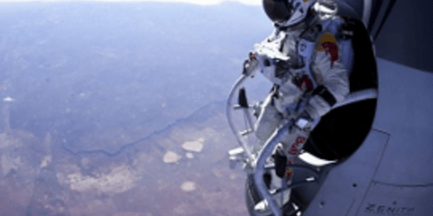 Πήδηξε στο κενό από τα 29.000 μέτρα