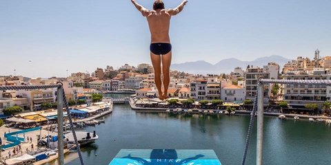 Βουτιά «πάνω» από τον Αγ. Νικόλαο