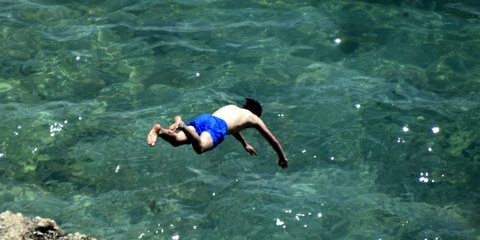 Ξεκίνησαν τις βουτιές στην παραλία της Αρβανιτιάς στο Ναύπλιο -Φωτογραφία: Eurokinissi-ΠΑΠΑΔΟΠΟΥΛΟΣ ΒΑΣΙΛΗΣ