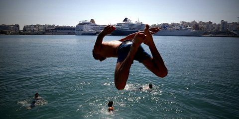 Οι βουτιές των μεταναστών στον Πειραιά... 