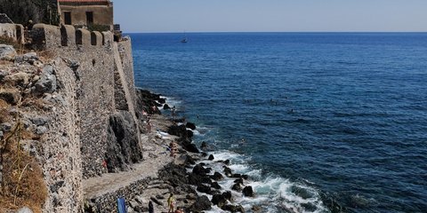 Βουτιές στη Μονεμβασιά