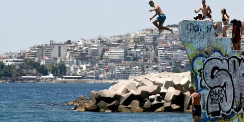 Βουτιές στο Παλιό Φάληρο -Φωτογραφία: Intimenews/ΠΑΝΑΓΙΩΤΟΠΟΥΛΟΣ ΝΙΚΟΣ 