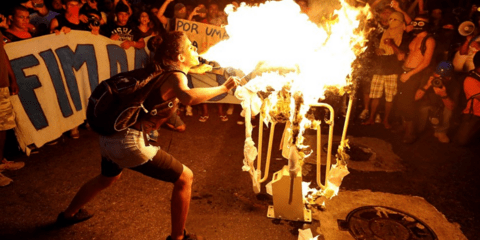 Φωτιές στο κέντρο του Ρίο ντε Τζανέιρο: Δυναμικές διαδηλώσεις ενάντια στο κόστος των μετακινήσεων