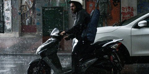 Χειμωνιάτικο σκηνικό στην Αθήνα, τουλάχιστον να μη βραχεί το όργανο! -Φωτογραφία: Intimenews/ΧΑΛΚΙΟΠΟΥΛΟΣ ΝΙΚΟΣ