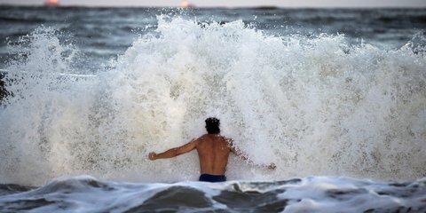 Ατρόμητος σέρφερ χαίρεται με τα κύματα που προκαλεί ο τυφώνας Φλόρενς που πλησιάζει τις ΗΠΑ -Φωτογραφία: AP Photo/Stephen B. Morton