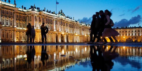 «Λευκές νύχτες» στην Αγία Πετρούπολη της Ρωσίας, εν μέσω Μουντιάλ -Φωτογραφία: AP Photo/Dmitri Lovetsky