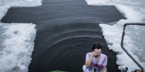 Οι παλαιοημερολογίτες γιόρτασαν μόλις χθες τα Θεοφάνεια. Στη λίμνη στο πάρκο Σερμπάκοβα του Ντονέτσκ το άνοιγμα στον πάγο για να πέσουν οι πιστοί να πιάσουν το σταυρό έγινε σε σχήμα... σταυρού.