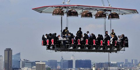 Γεύσεις που απογειώνουν στην κυριολεξία -Το εστιατόριο που αιωρείται από ύψος 50 μέτρων 