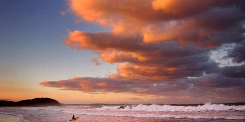 Η μαγεία της φύσης απλώνεται στα «πόδια» ενός σέρφερ -Η δύση του ηλίου που κόβει την ανάσα