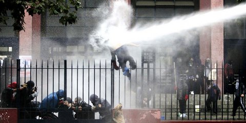 Αστυνομικός «ψεκάζει» φοιτητή, που διαδηλώνει στο Σαντιάγκο της Χιλής ζητώντας εκπαιδευτική μεταρρύθμιση    