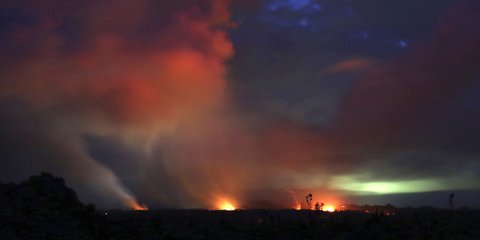 Το ηφαίστειο Κιλαουέα βρυχάται και εκτοξεύει λάβα