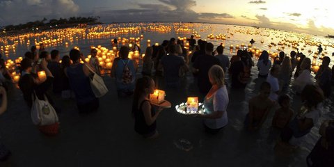 Χαβάη: Ημέρα μνήμης για τα  θύματα του πολέμου με πλωτά φαναράκια