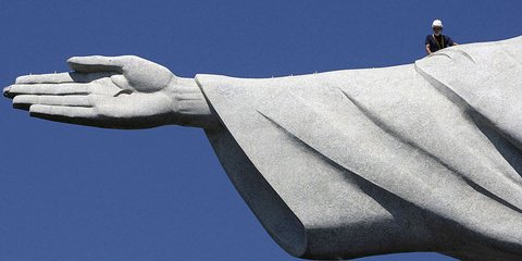 Επισκευάζοντας το... χέρι του Θεού. Εργάτες ακροβατούν πάνω στο χέρι του αγάλματος του «Χριστού του Λυτρωτή» στο Ρίο ντε Τζανέιρο στην προσπάθειά τους να επισκευάσουν τις φθορές που προκλήθηκαν στα δάχτυλα του δεξιού χεριού του αγάλματος και στο κεφάλι το