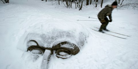 Ενα γιγάντιο γλυπτό του 19ου αιώνα, στην Αγία Πετρούπολη καλύφθηκε από το χιόνι -Φωτογραφία: ΑP Photo/Dmitri Lovetsky