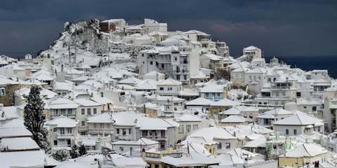 «Πάγωσε» από τον χιονιά η Σκόπελος