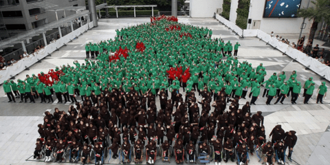 Ρεκόρ Γκίνες για το μεγαλύτερο ανθρώπινο Χριστουγεννιάτικο δέντρο